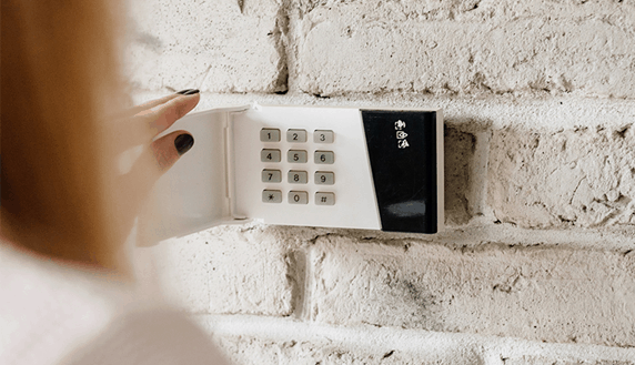 Czy warto zamontować system alarmowy do domu samodzielnie?