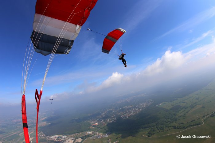 Dlaczego warto zdecydować się na skoki spadochronowe?